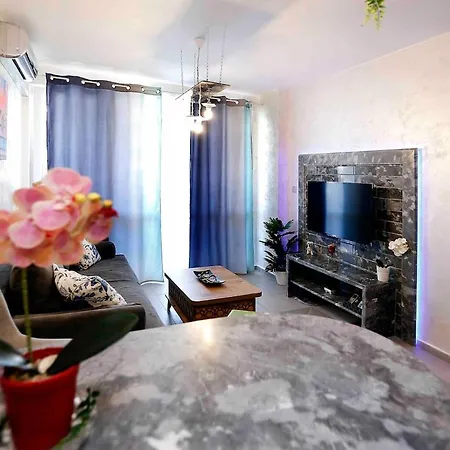 Διαμέρισμα Nicole's Sunny Home2host